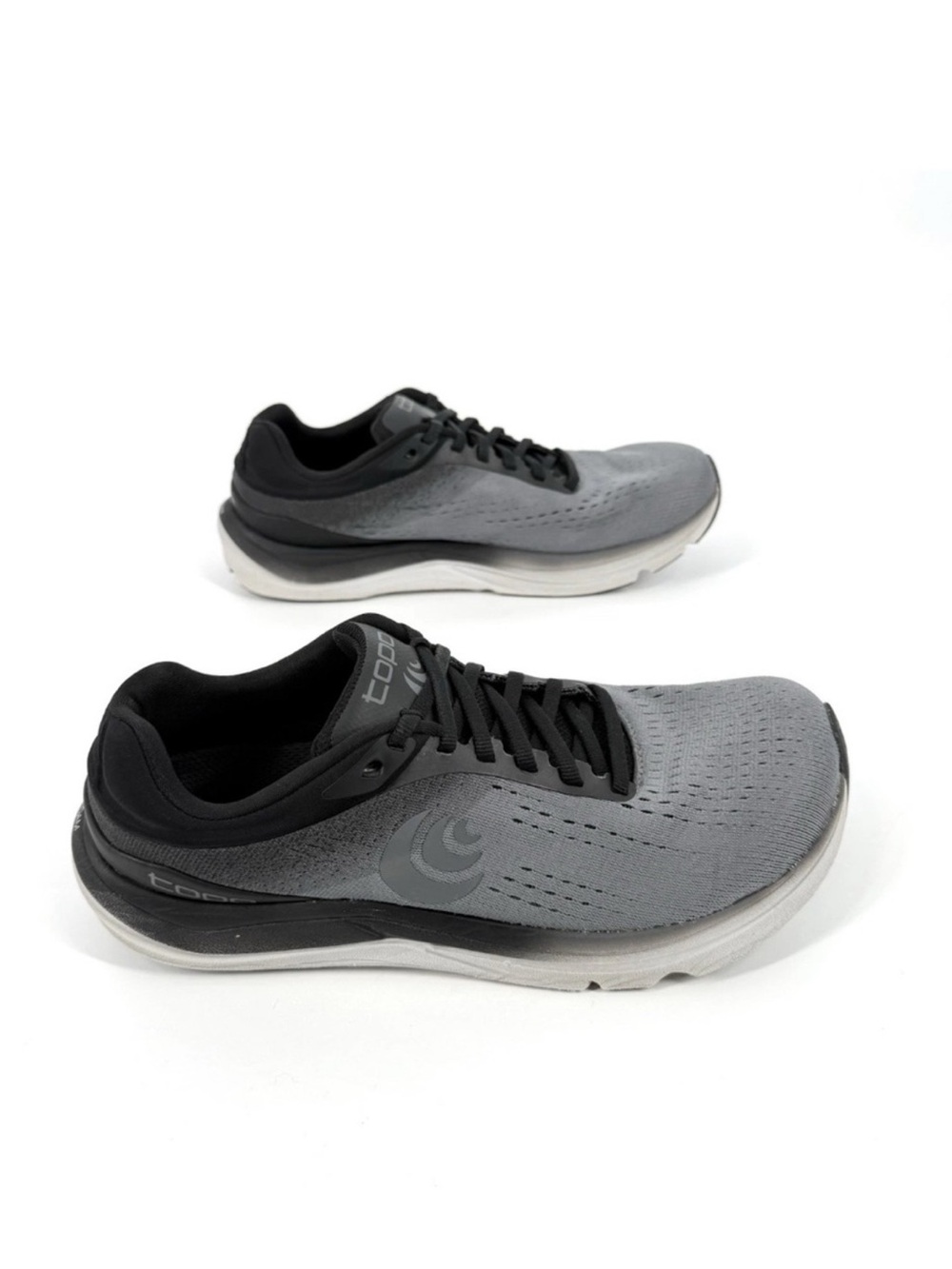 Topo Athletic Shoes Womens 10.5
Charcoal Black Magnifly 5
Cushioned Sneakers